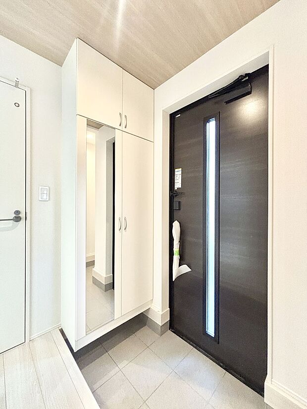 明るい玄関はお客様をお出迎えするのにぴったりです！ 