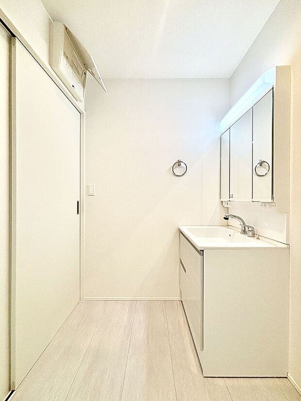 明るい洗面所は毎朝の身支度も楽しくできちゃいそうです。