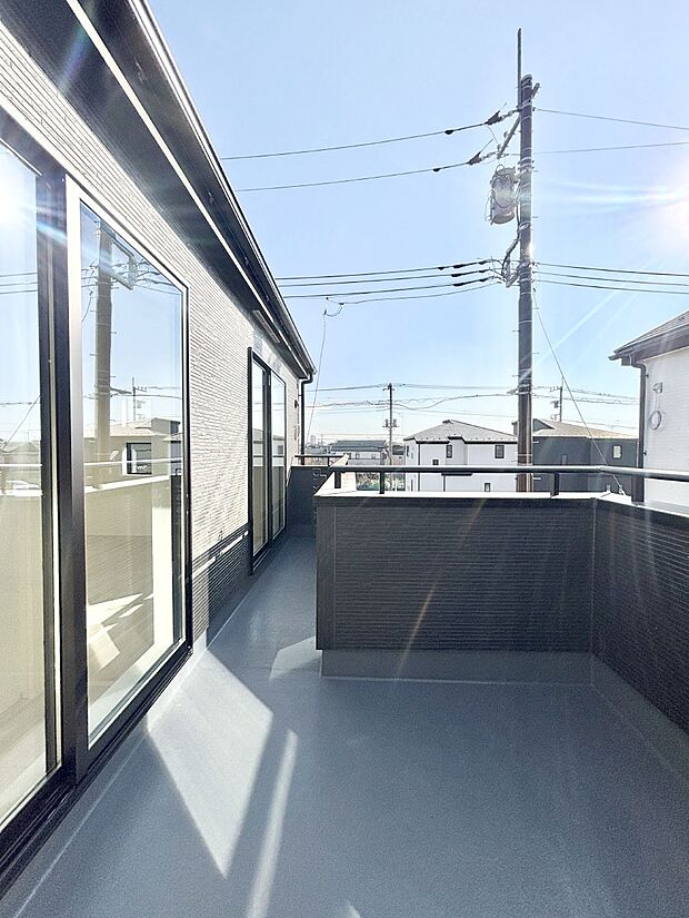 ゆったりバルコニーだから沢山お洗濯ものを干せます。