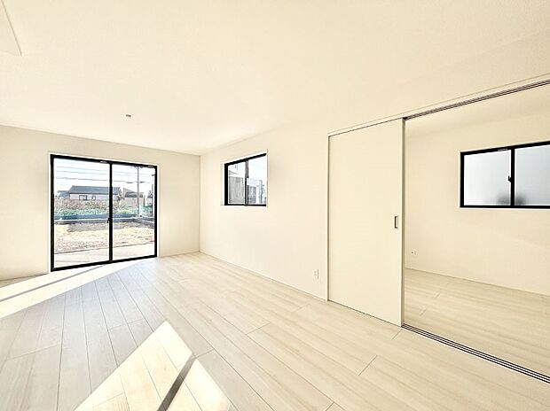 大きな窓からたっぷりの陽光と風を感じられるリビング