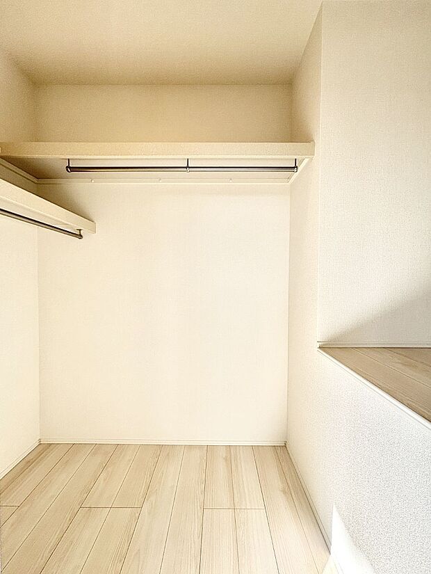 ウォークインクローゼット付きで生活空間を広く利用できます。