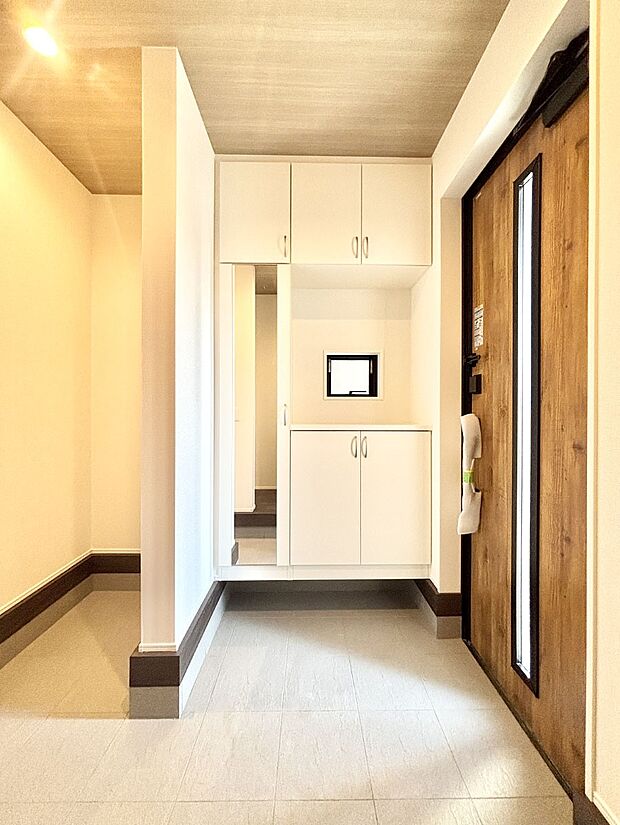 明るい玄関はお客様をお出迎えするのにぴったりです！ 