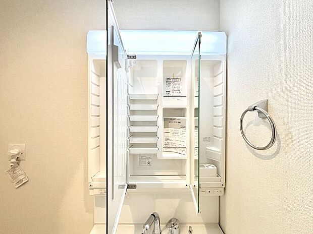 三面鏡の裏に、化粧品や衛生用品などを収納可能。洗面台をすっきりと保ちます！