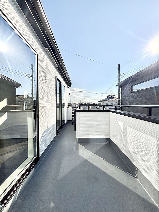 ゆったりバルコニーだから沢山お洗濯ものを干せます。