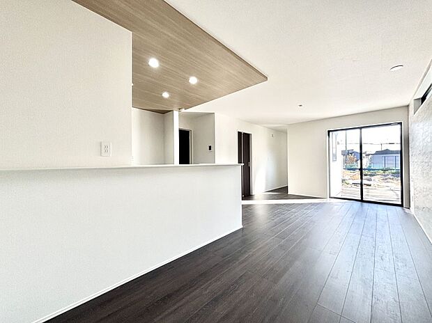 家族の笑顔が自然と生まれてくる、そんな雰囲気のダイニングに仕上がっています。