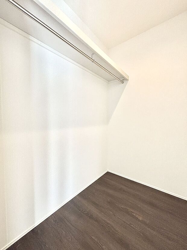 ウォークインクローゼット付きで生活空間を広く利用できます。