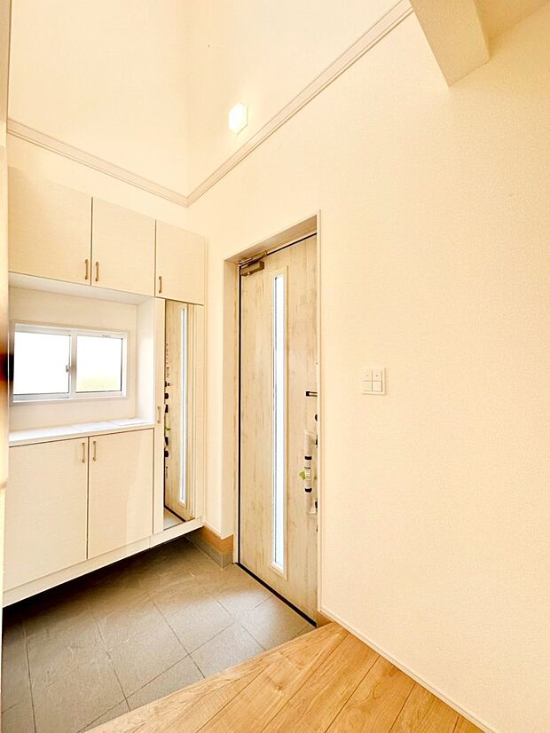 明るい玄関はお客様をお出迎えするのにぴったりです！ 