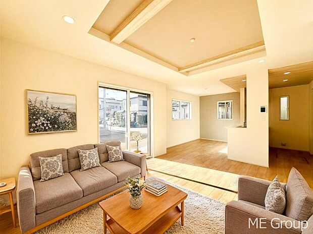 ご家族の賑やかな話し声で包まれる明るいリビング  ※家具はCGです