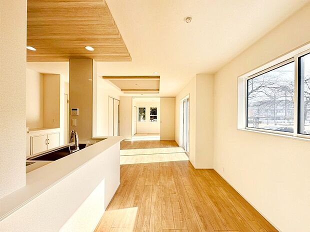 明るい陽光が注ぎ、寛ぎの雰囲気に満たされるリビング・ダイニング。