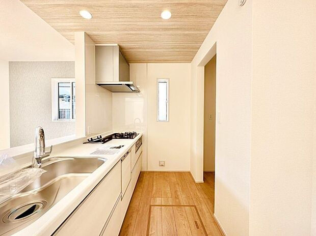 爽やかな風が通り抜けるキッチン。窓があるので明るく換気にも役立ちます。