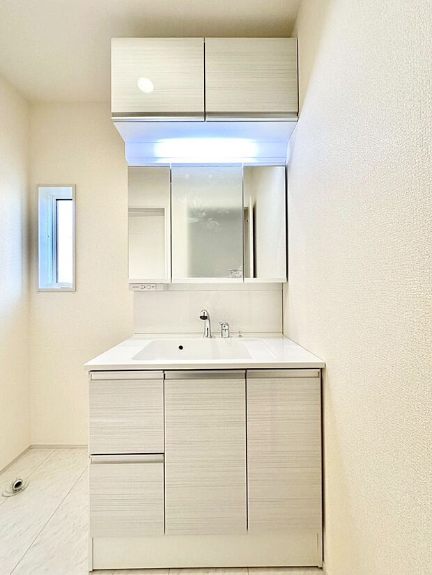 大きく見やすい三面鏡で清潔感ある洗面台は、身だしなみチェックや肌のお手入れにおすすめです。 