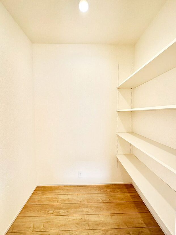 食品のストックや調理器具の保管に便利な可動棚付きパントリー