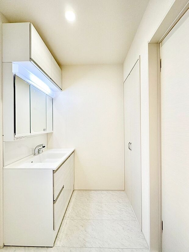 清潔感のある快適空間です。毎日の身支度も気持ち良くお使い頂けます。