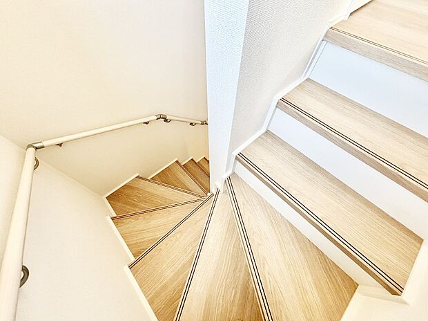 階段は手すり付きなので小さなお子さまやご高齢の方も安心です