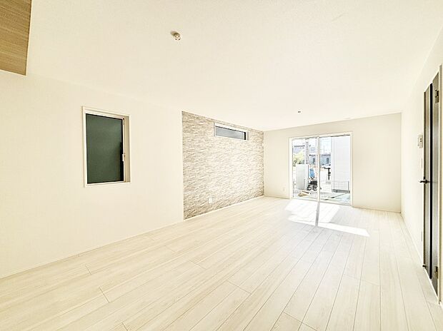 大きな窓からたっぷりの陽光と風を感じられるリビング