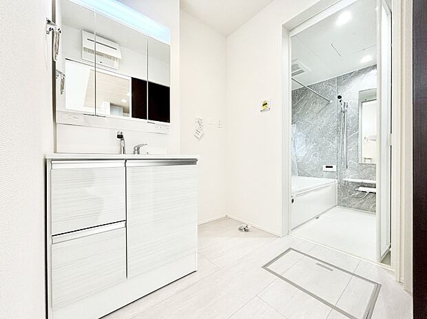 清潔感ある洗面化粧室で朝の身支度も快適