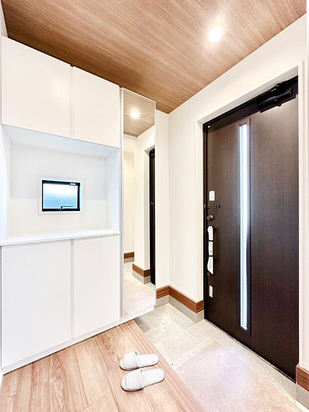 明るい陽光が入り込む玄関。ご家族の靴もスッキリ収納できる玄関収納付き!