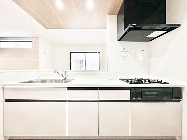 リビングで遊ぶお子様を見守りながらお料理ができる対面キッチン