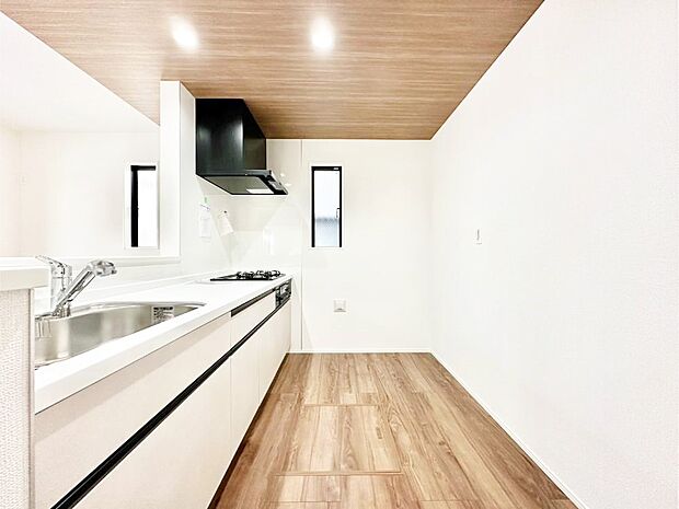 爽やかな風が通り抜けるキッチン。窓があるので明るく換気にも役立ちます。