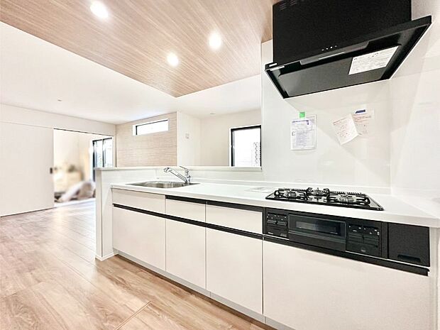 カウンター越しに楽しいおしゃべり。いつものお料理がもっと美味しくなりそうですね。