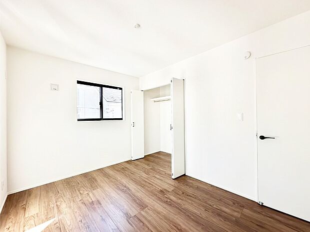 やさしい光がさしこむ居室はしっかり収納付き