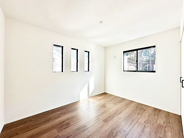 2面採光で気持ちよく自然光が取り入れられるのでお子様のお部屋にもピッタリ