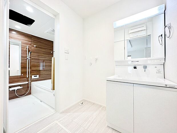 清潔感ある洗面化粧室で朝の身支度も快適