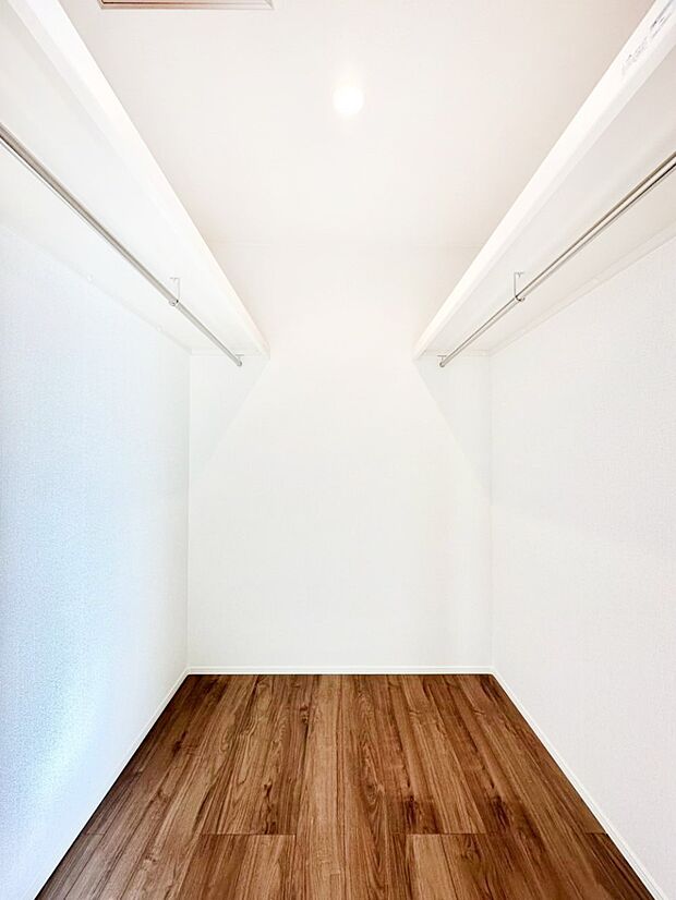 季節の衣類もスッキリ収納!大容量の収納力が魅力的なWIC付きです。