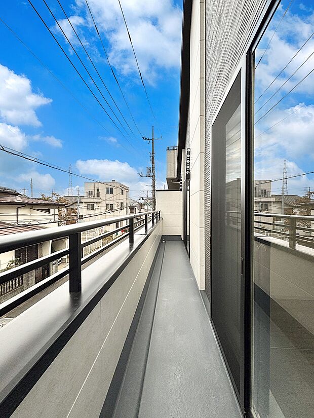 ゆったりバルコニーだから沢山お洗濯ものを干せます。