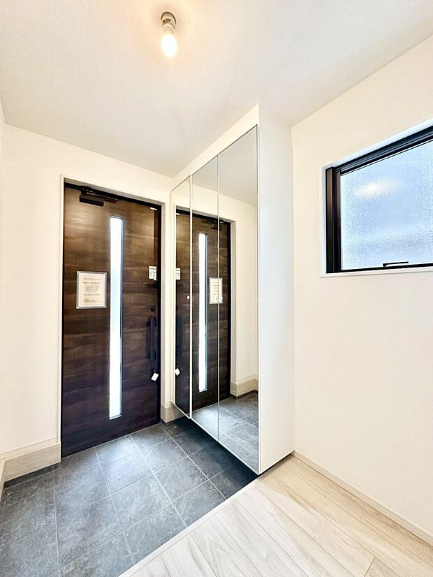 ミラー付きシューズボックスはお出かけ前の身だしなみチェックに便利　