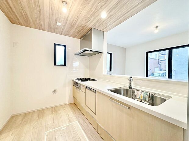 爽やかな風が通り抜けるキッチン。窓があるので明るく換気にも役立ちます。 　 