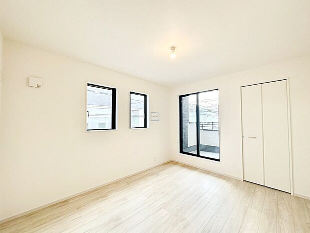 明るいバルコニーサイドに洋室を設置。目覚めの良い寝室に。   　