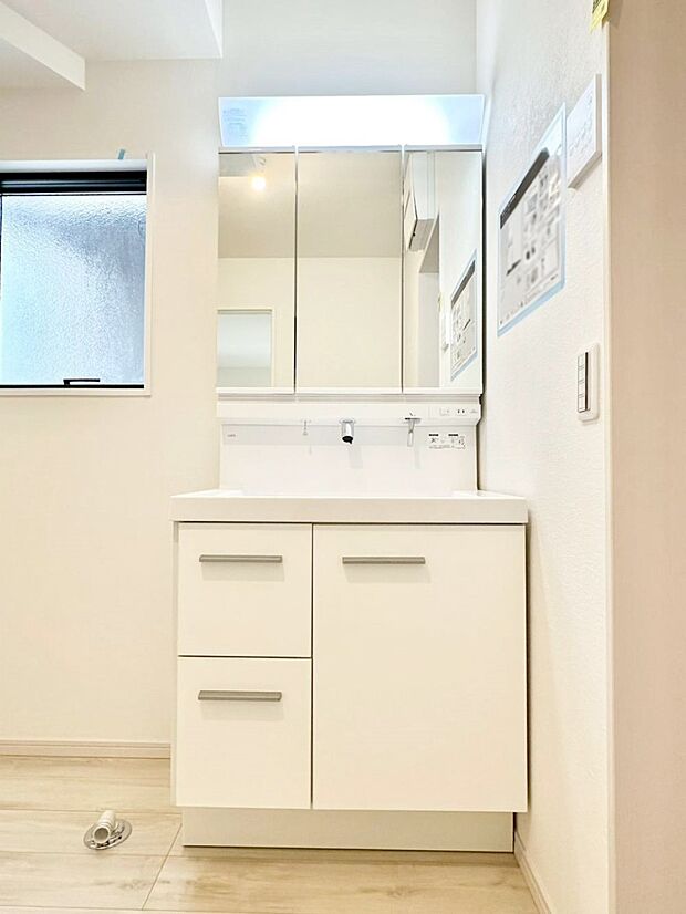 収納力と機能性に優れた洗面化粧台　