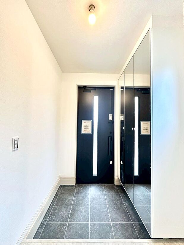 明るい玄関はお客様をお出迎えするのにぴったりです！ 