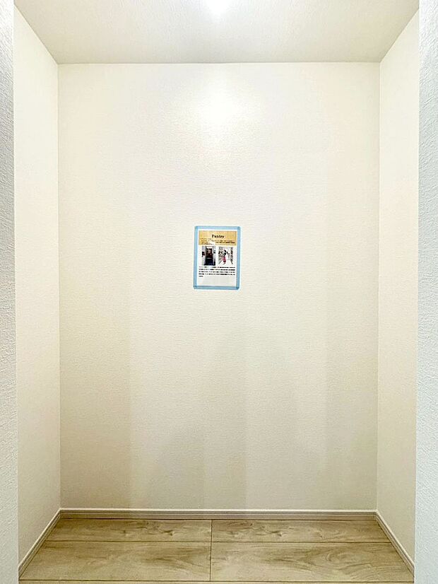 キッチンにはパントリー！食材のストックはもちろん、日用品の収納など使い方はいろいろ！