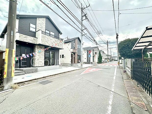 前面道路はきちんと整備されています  