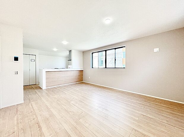 明るい陽光が注ぎ、寛ぎの雰囲気に満たされるリビング・ダイニング。 　