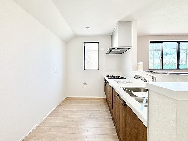 爽やかな風が通り抜けるキッチン。窓があるので明るく換気にも役立ちます。 