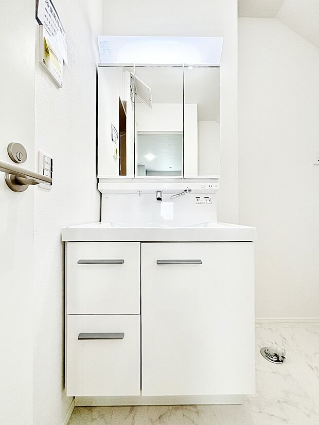 収納力と機能性に優れた洗面化粧台