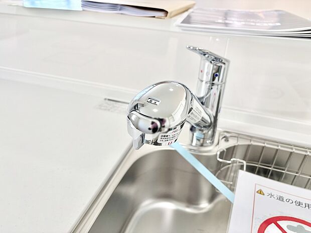 いつでも清潔なおいしいお水を。一つの水栓で水道水と浄水を使い分け。