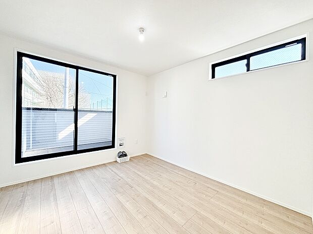 バルコニーが開放感をプラスしてくれる洋室  