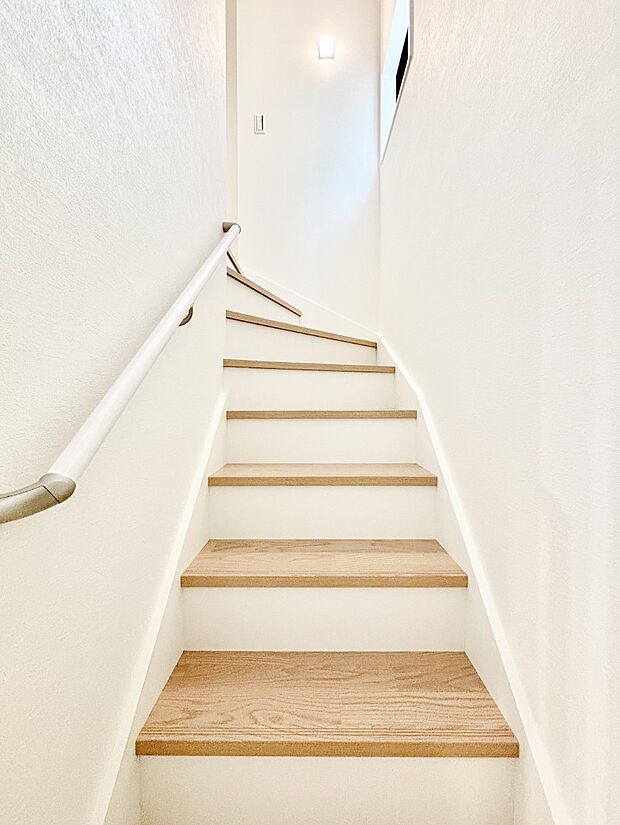 安全性を考慮し階段には手すりを設置しています　