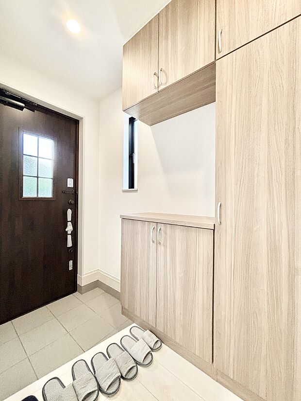 明るい玄関はお客様をお出迎えするのにぴったりです！ 