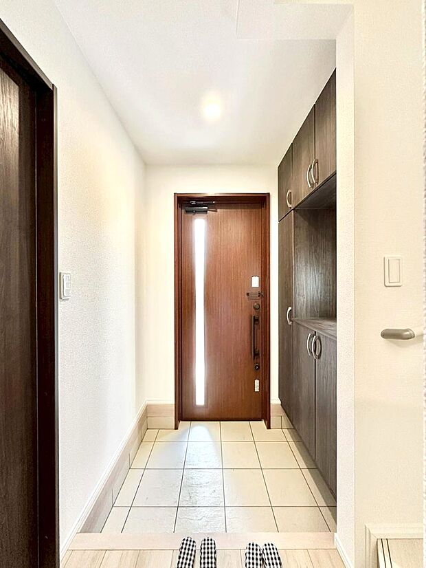 明るい玄関はお客様をお出迎えするのにぴったりです!