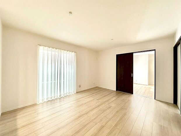 大きな窓からたっぷりの陽光と風を感じられるリビング