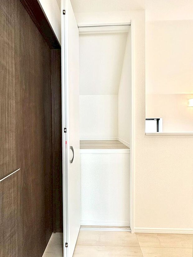 廊下収納。掃除道具や季節の小物を収納することができます。