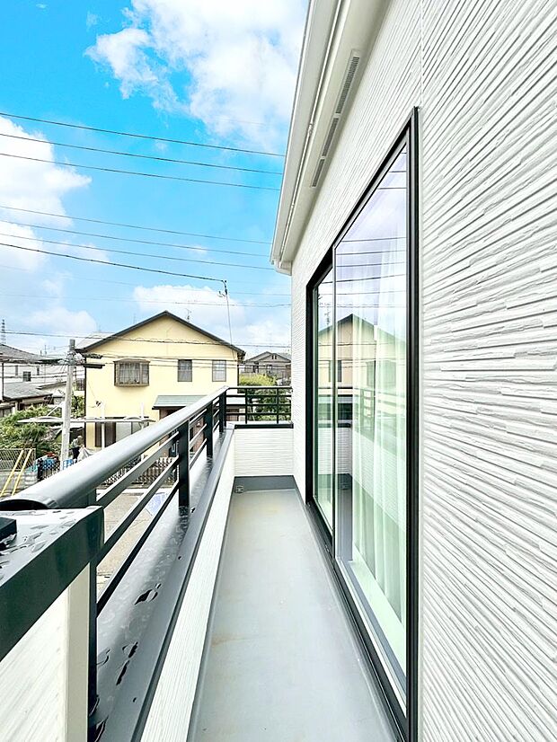 南向きのバルコニー!ご家族の洗濯物はもちろん、お布団もたっぷり干せます!