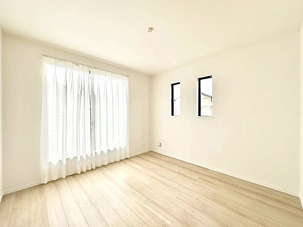 明るいバルコニーサイドに洋室を設置。目覚めの良い寝室に。