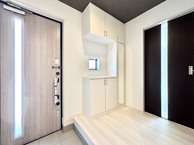 ガラススリットの入った玄関ドアが室内に光を届けてくれます