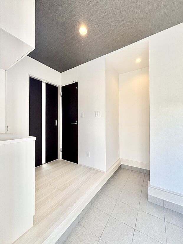 家族の帰宅やお客様をあたたかく迎える明るい玄関。